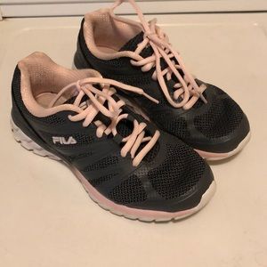 FILA ATHLETIC SHOES SIZE 6